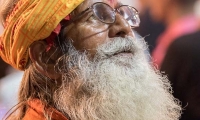 Sadhu sulla riva del Gange a Varanasi, Uttar Pradesh, India