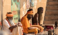 Sadhu sulla riva del Gange a Varanasi, Uttar Pradesh, India