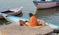 Sadhu sulla riva del Gange a Varanasi, Uttar Pradesh, India