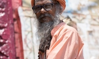 Sadhu sulla riva del Gange a Varanasi, Uttar Pradesh, India