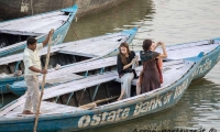 Turiste su una barca sul Gange a Varanasi, Uttar Pradesh, India