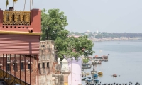 Turisti che si riposano sulla riva del Gange a Varanasi, Uttar Pradesh, India