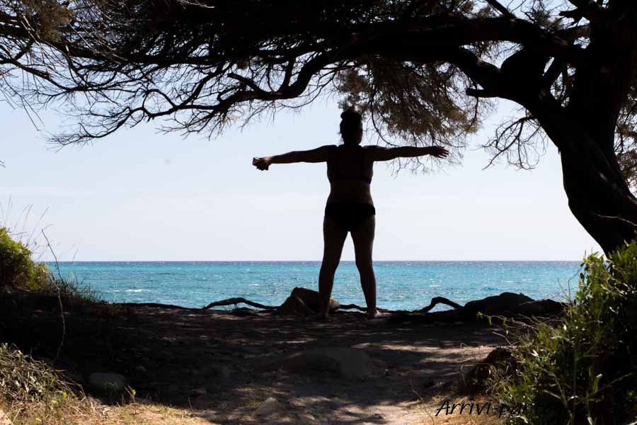 Persona di spalle presso l'oasi di Biderosa, Sardegna